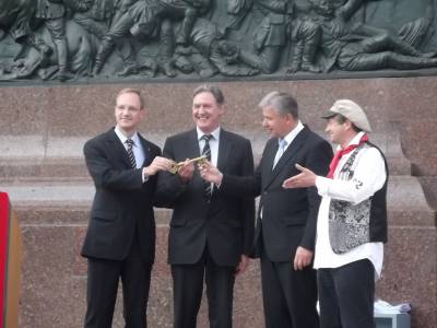 Die Goldelse ist wiedererffnet - 
Carsten Spallek bergibt den Goldenen Schlssel