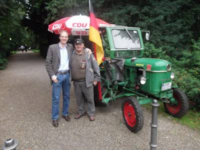 Auf dem Sommerfest der CDU Mitte: Der bekannte Schausteller und Sammler von historischen Treckern, Kurt Schmock, zusammen mit Carsten Spallek vor einem alten Deutz.