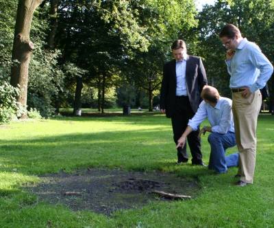 Carsten Spallek erlutert Schden, die durch das Grillen im Tiergarten verursacht wurden.
