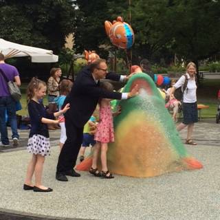 Der Wasserspielplatz an der Eichendorffstr kann endlich erffnet werden. Die Kinder haben ihren Spa...