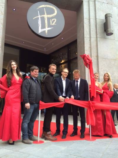 Die Mall of Berlin ist erffnet

Investor Dr. Huth durchschneidet mit mir das Rote Band. Damit ist das neue Stadtquartier offiziell erffnet.