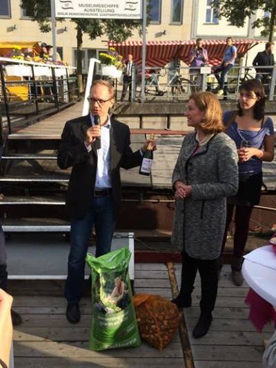 Feierliche bergabe einer Tulpen-Spende durch die Niederlndische Botschafterin (als Dank gibt es eine Flasche \