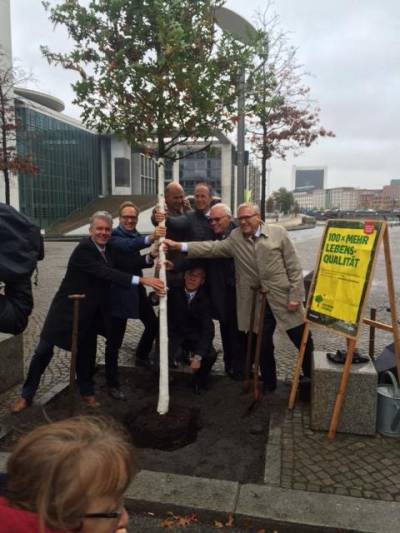 Baumpflanzung an der Paul-Lbe-Allee