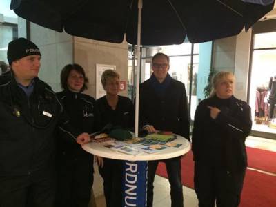 Mit der Alex-Streife unterwegs - hier: am Infostand des Ordnungsamtes in den Rathaus-Passagen
