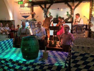 Ozapf is - beim Fassbieranstich 2015 des Oktoberfestes im Hofbruhaus Berlin